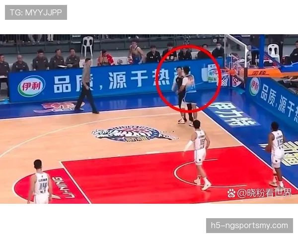 篮球比赛中“拉人犯规”的定义与判罚标准解析